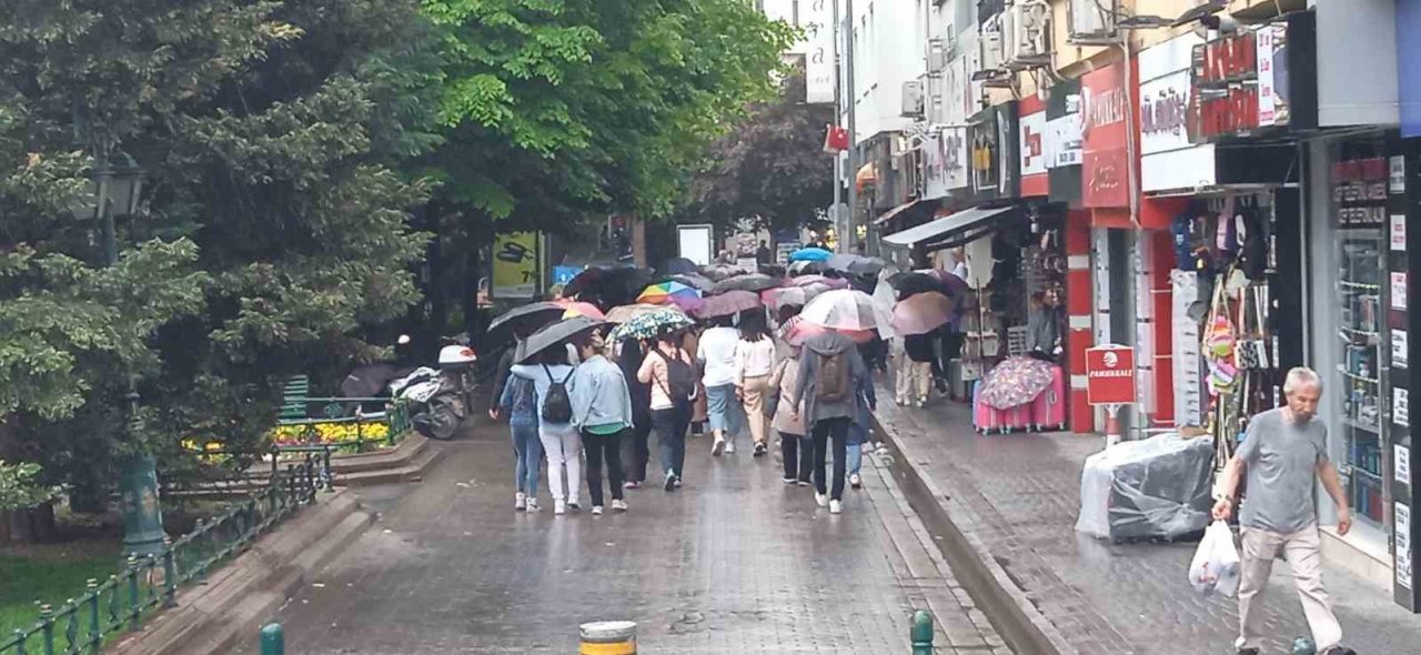 Yağmurda açılan rengarenk şemsiyeler renkli görüntü oluşturdu