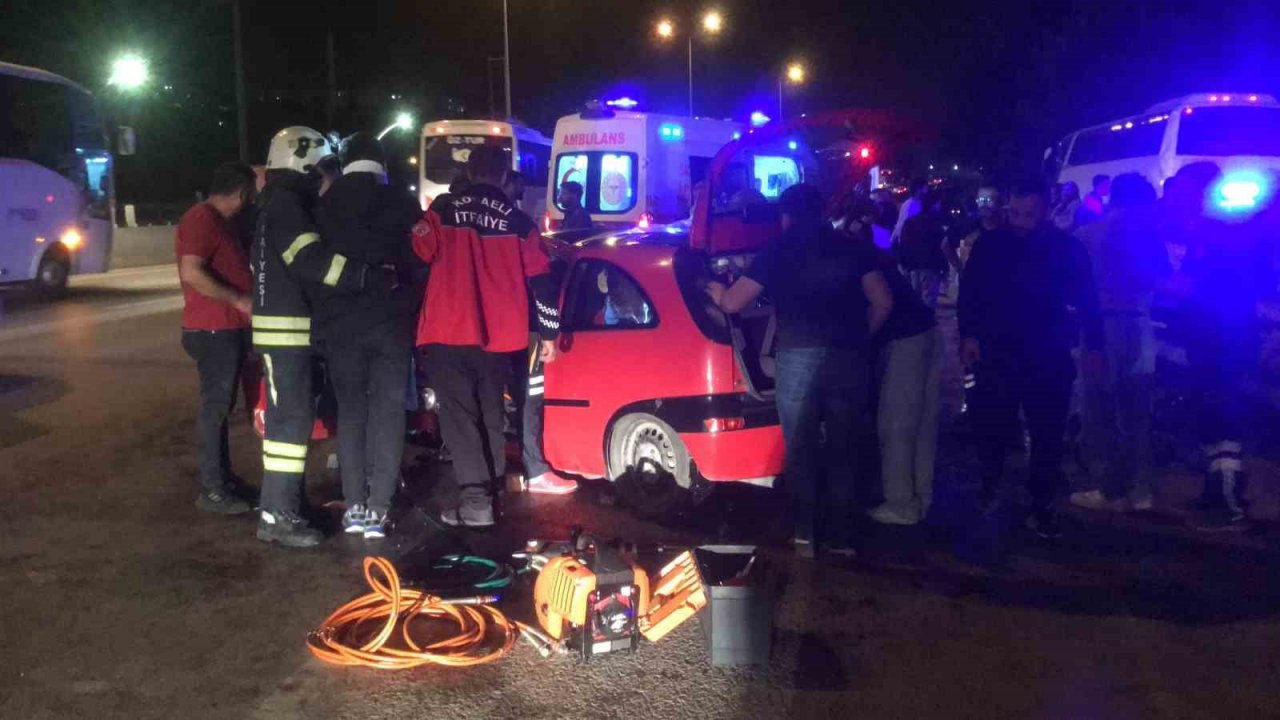 Tıra çarpan otomobilde sıkışan 4 yaralıyı itfaiye kurtardı