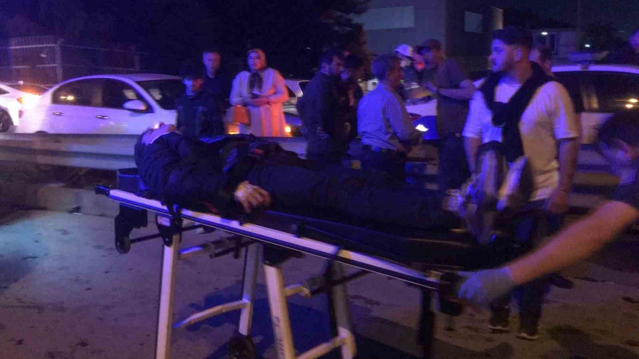 Tıra çarpan otomobilde sıkışan 4 yaralıyı itfaiye kurtardı