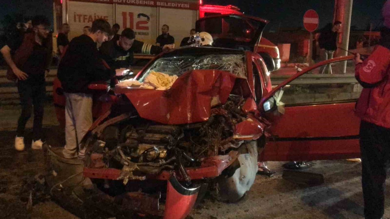 Tıra çarpan otomobilde sıkışan 4 yaralıyı itfaiye kurtardı