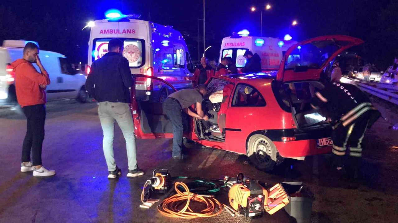 Tıra çarpan otomobilde sıkışan 4 yaralıyı itfaiye kurtardı