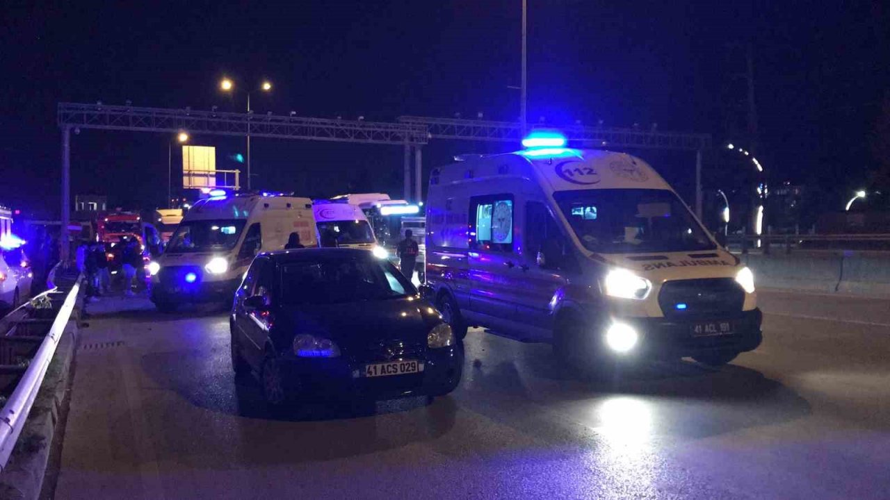 Tıra çarpan otomobilde sıkışan 4 yaralıyı itfaiye kurtardı