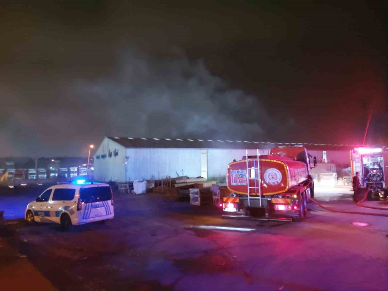 Duş kabini üreten fabrikada atık malzeme yangını