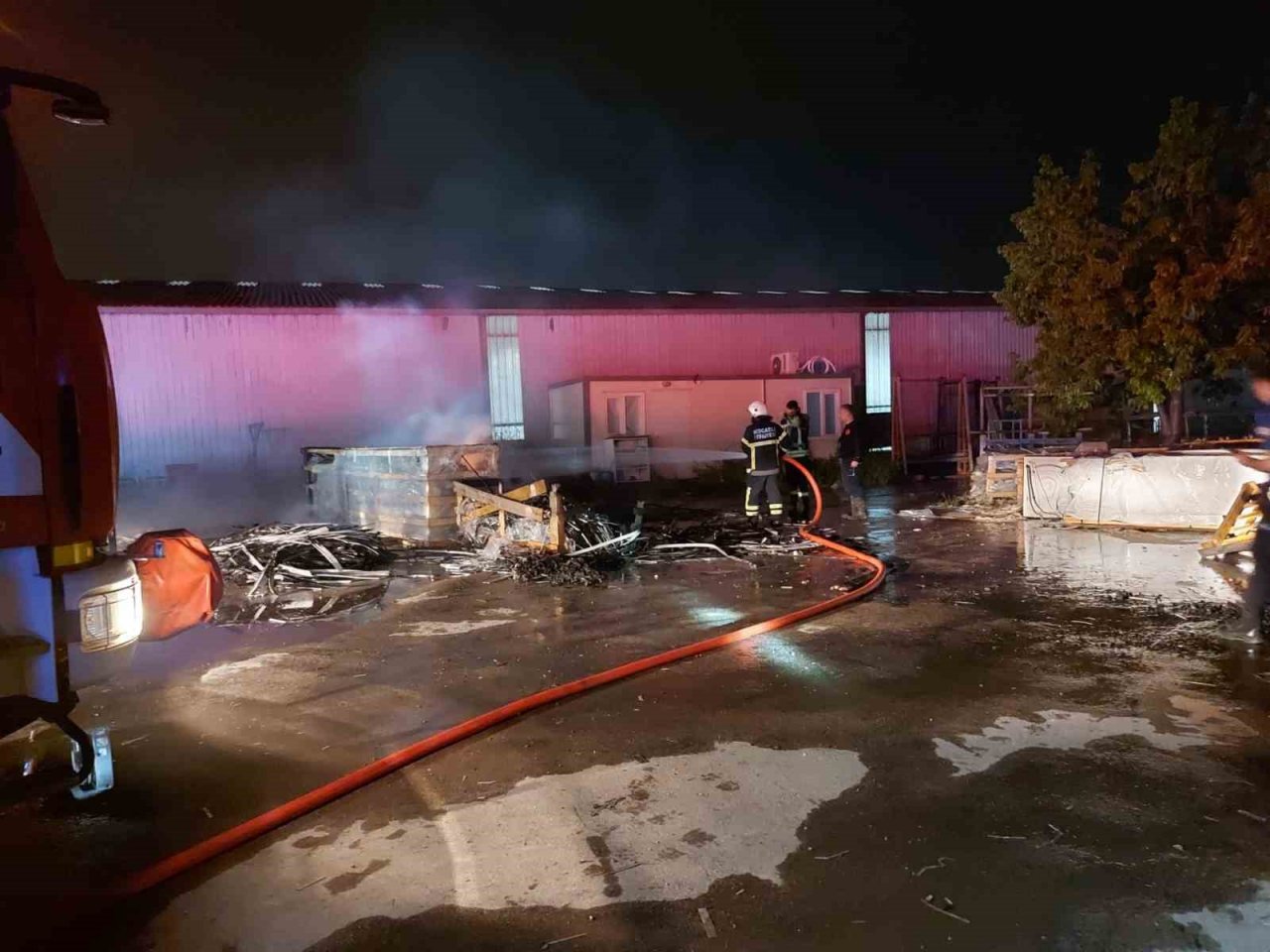 Duş kabini üreten fabrikada atık malzeme yangını