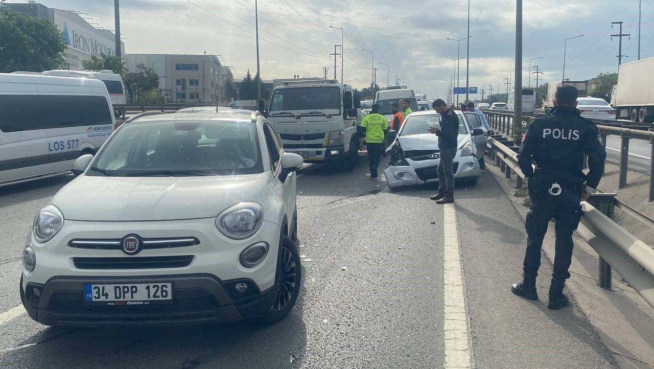 Duran tır zincirleme kazaya sebep oldu