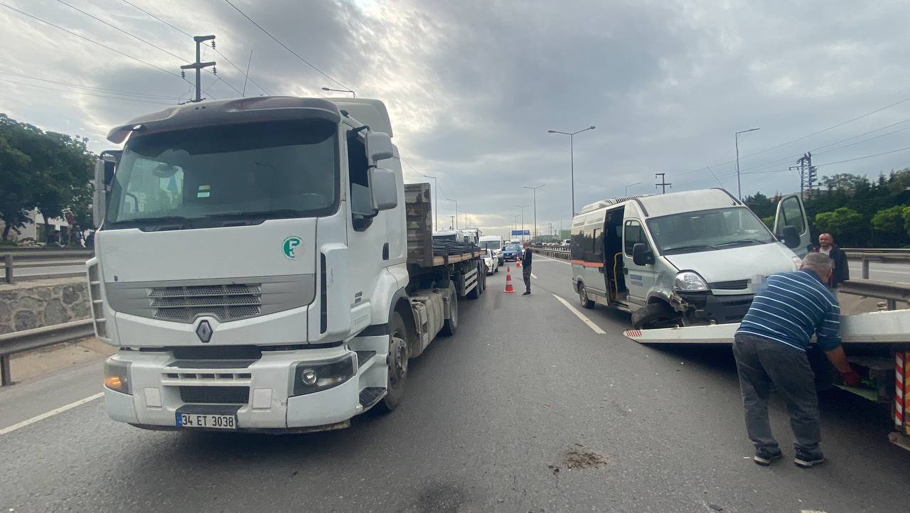 Duran tır zincirleme kazaya sebep oldu