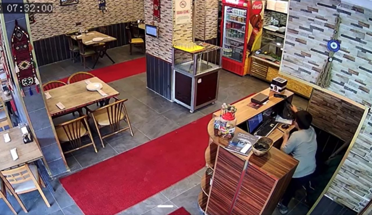 Çocuk hırsızın soğukkanlılığı kamerada: Önce sensörlü kapıyı açtı, sonra kasaya yöneldi