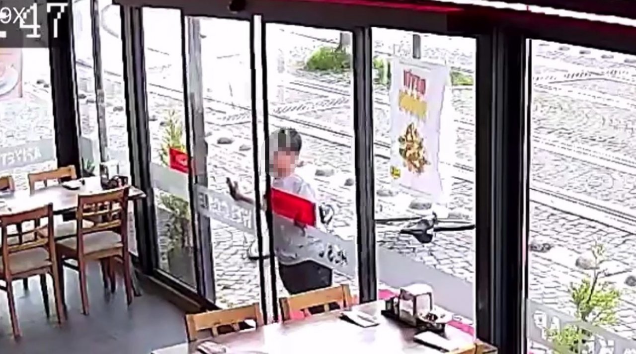 Çocuk hırsızın soğukkanlılığı kamerada: Önce sensörlü kapıyı açtı, sonra kasaya yöneldi