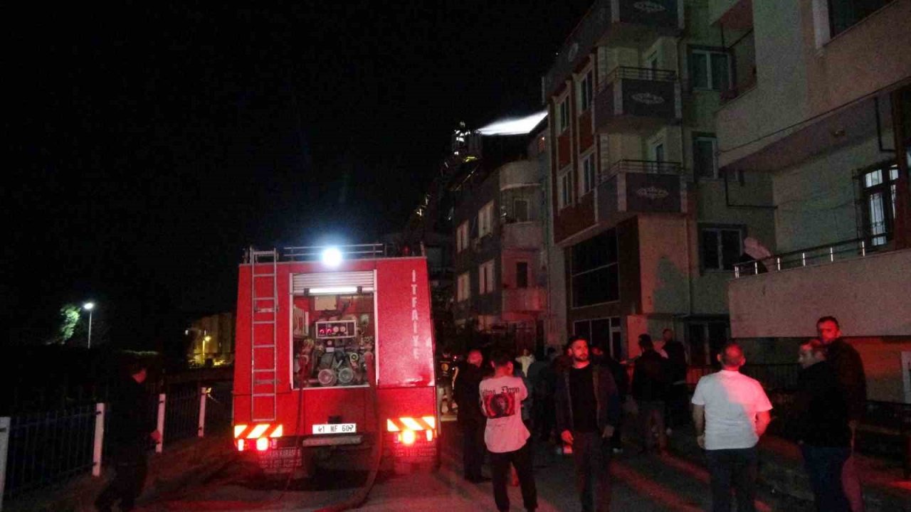 Kocaeli’de 4 katlı apartmanın çatısını alevler sardı