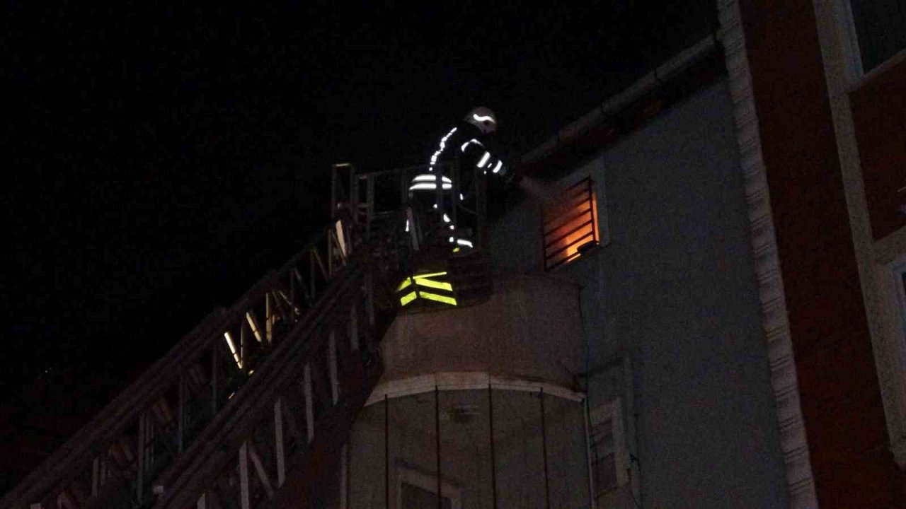 Kocaeli’de 4 katlı apartmanın çatısını alevler sardı