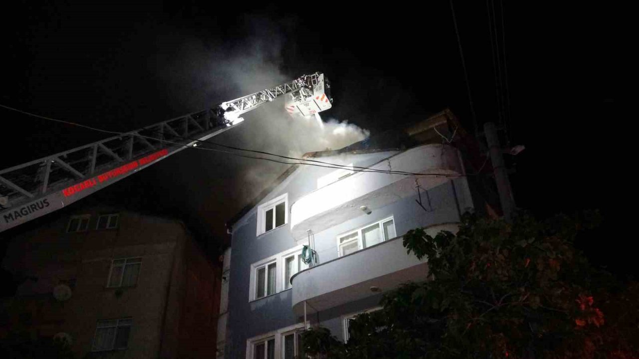 Kocaeli’de 4 katlı apartmanın çatısını alevler sardı