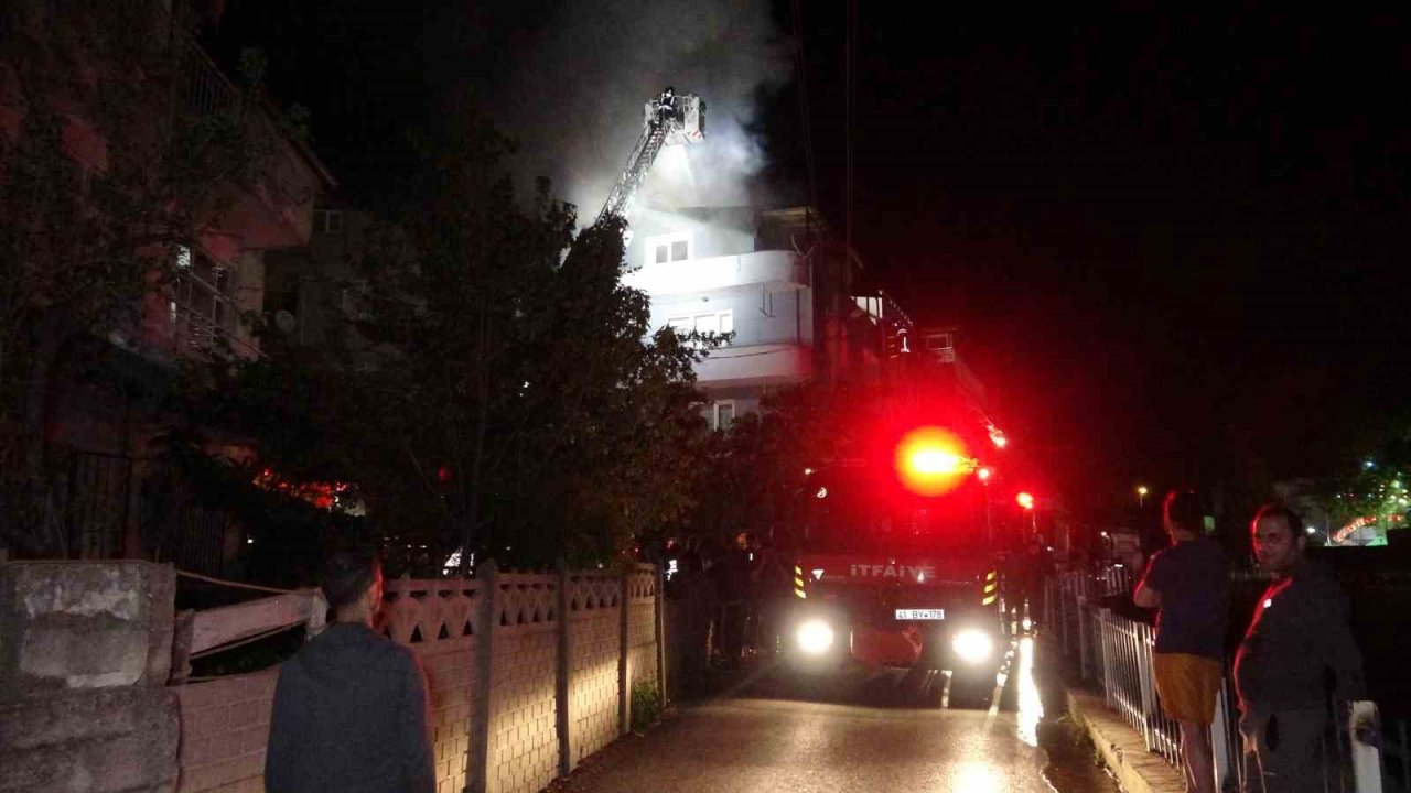 Kocaeli’de 4 katlı apartmanın çatısını alevler sardı