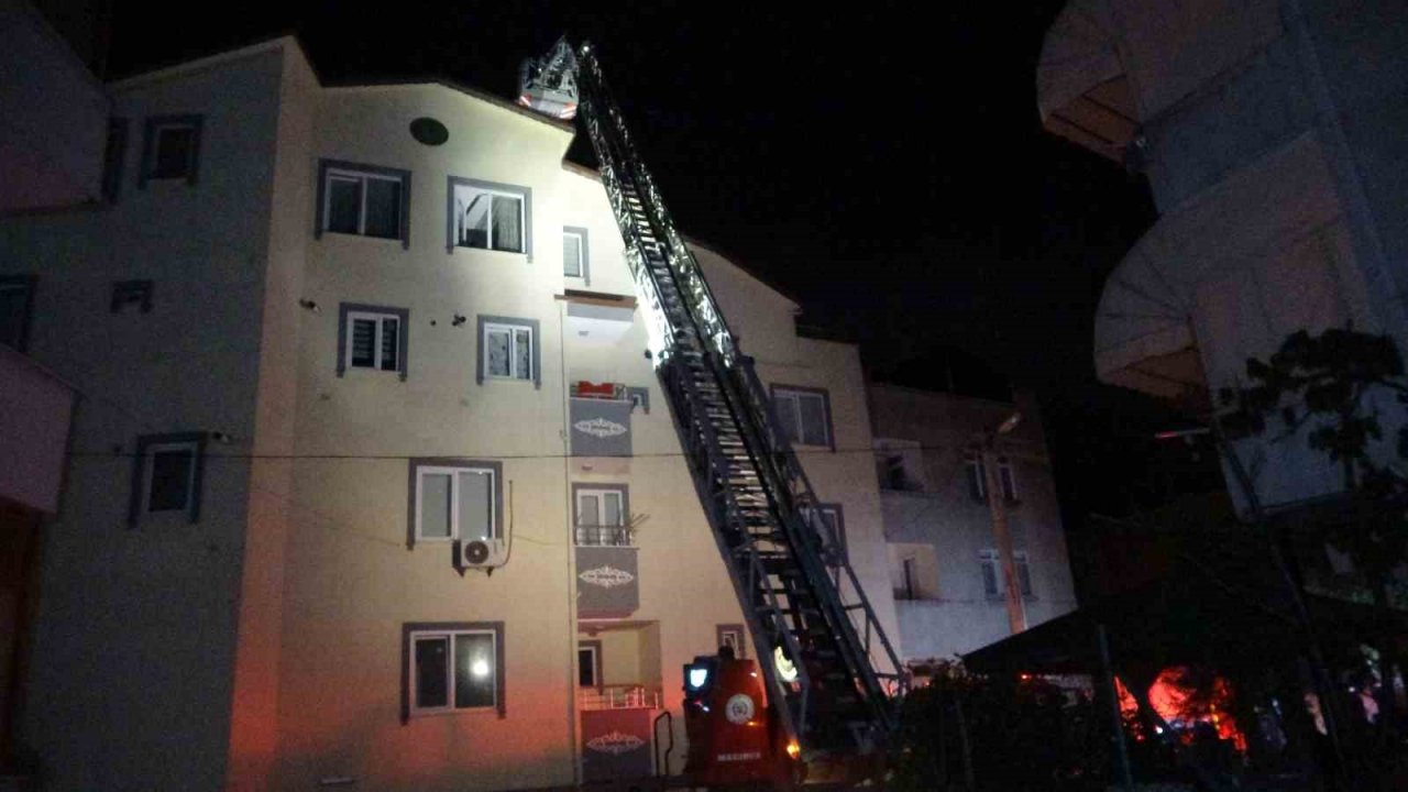 Kocaeli’de 4 katlı apartmanın çatısını alevler sardı