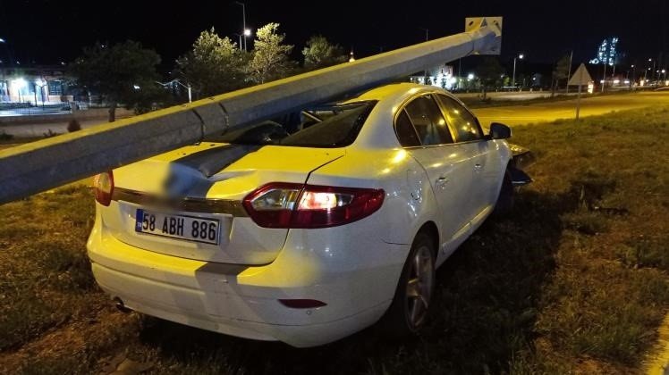 Kontrolden çıkan otomobil aydınlatma direğini devirdi: 1 yaralı