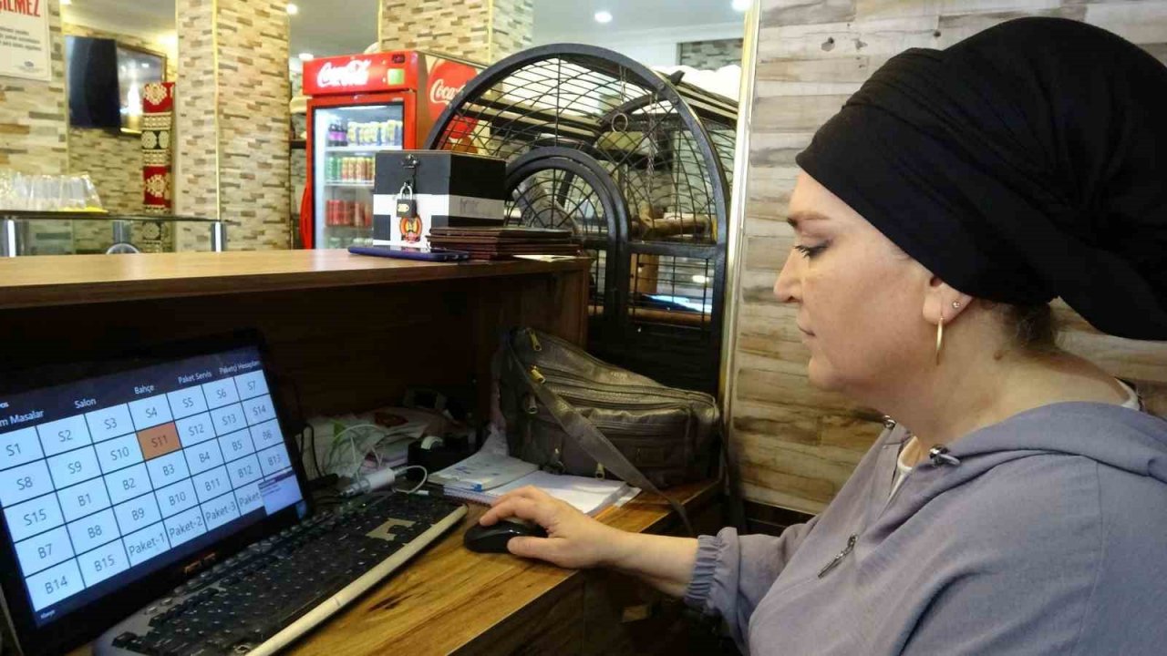 Çocuk hırsızın soğukkanlılığı kamerada: Önce sensörlü kapıyı açtı, sonra kasaya yöneldi