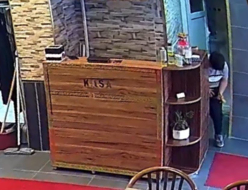 Çocuk hırsızın soğukkanlılığı kamerada: Önce sensörlü kapıyı açtı, sonra kasaya yöneldi