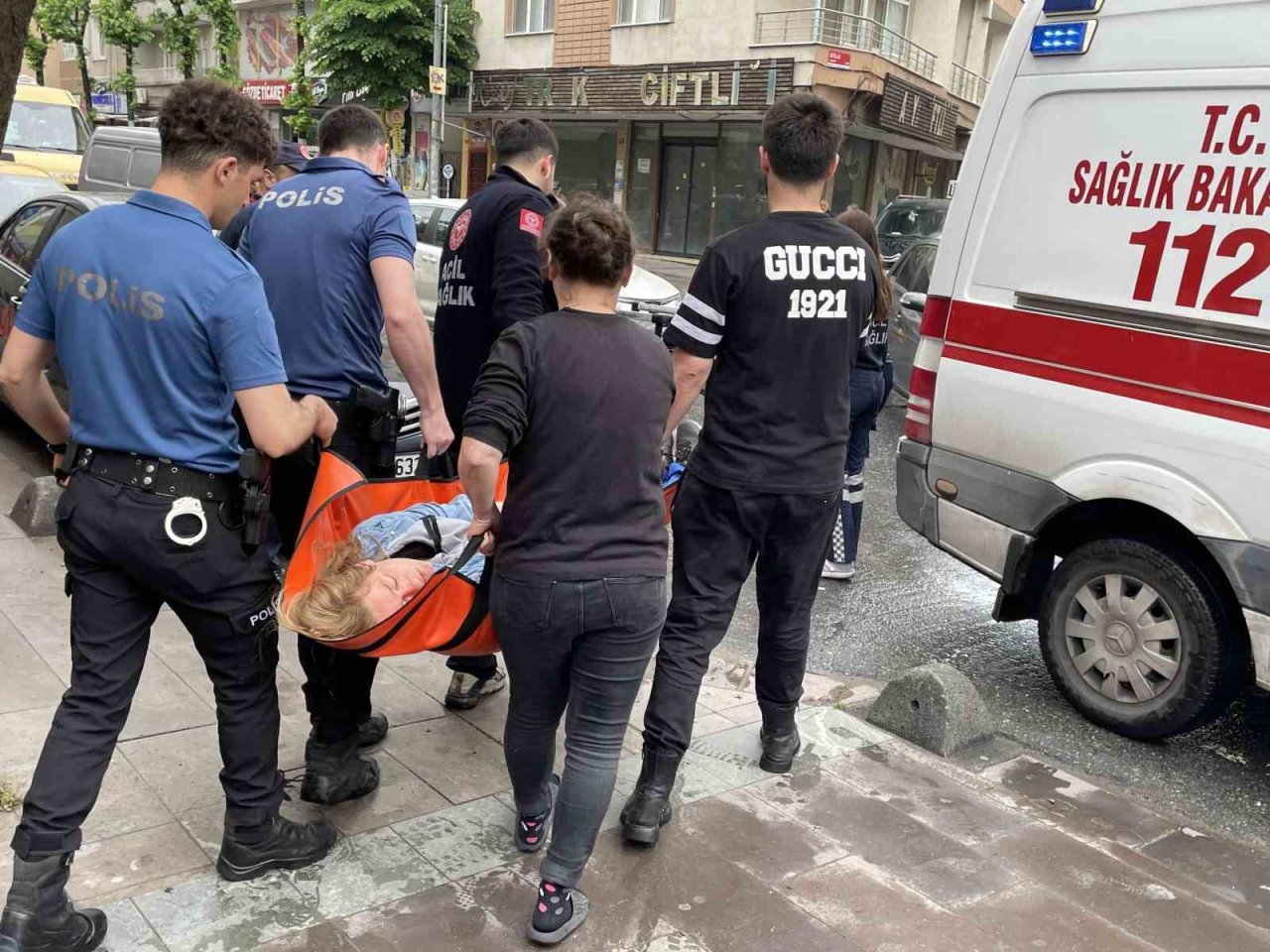 İşyerinin yandığını gören kadın sinir krizi geçirdi