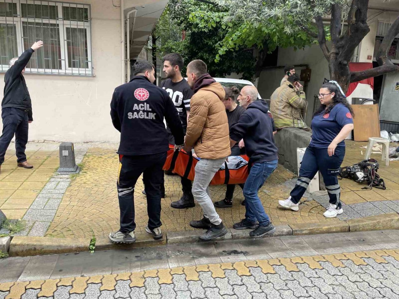 İşyerinin yandığını gören kadın sinir krizi geçirdi