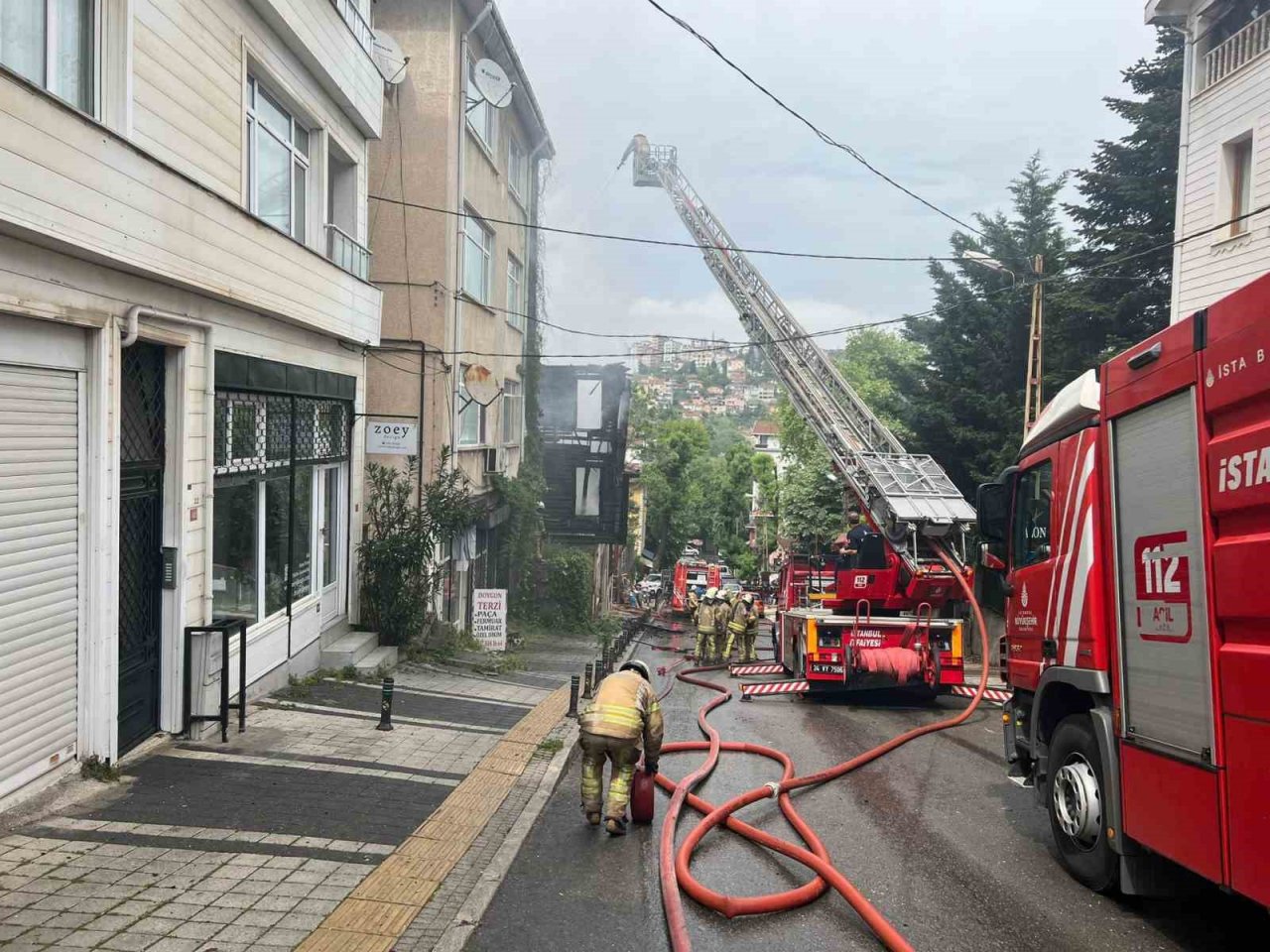 Beykoz’da ahşap bina yanarak kül oldu