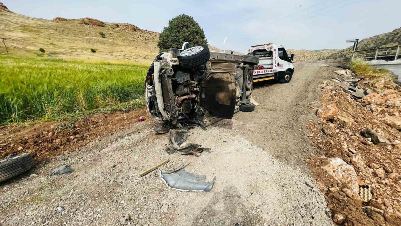 Nusaybin’de hafif ticari araç takla attı: 2 yaralı
