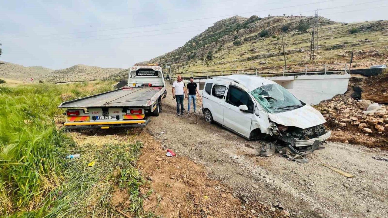 Nusaybin’de hafif ticari araç takla attı: 2 yaralı