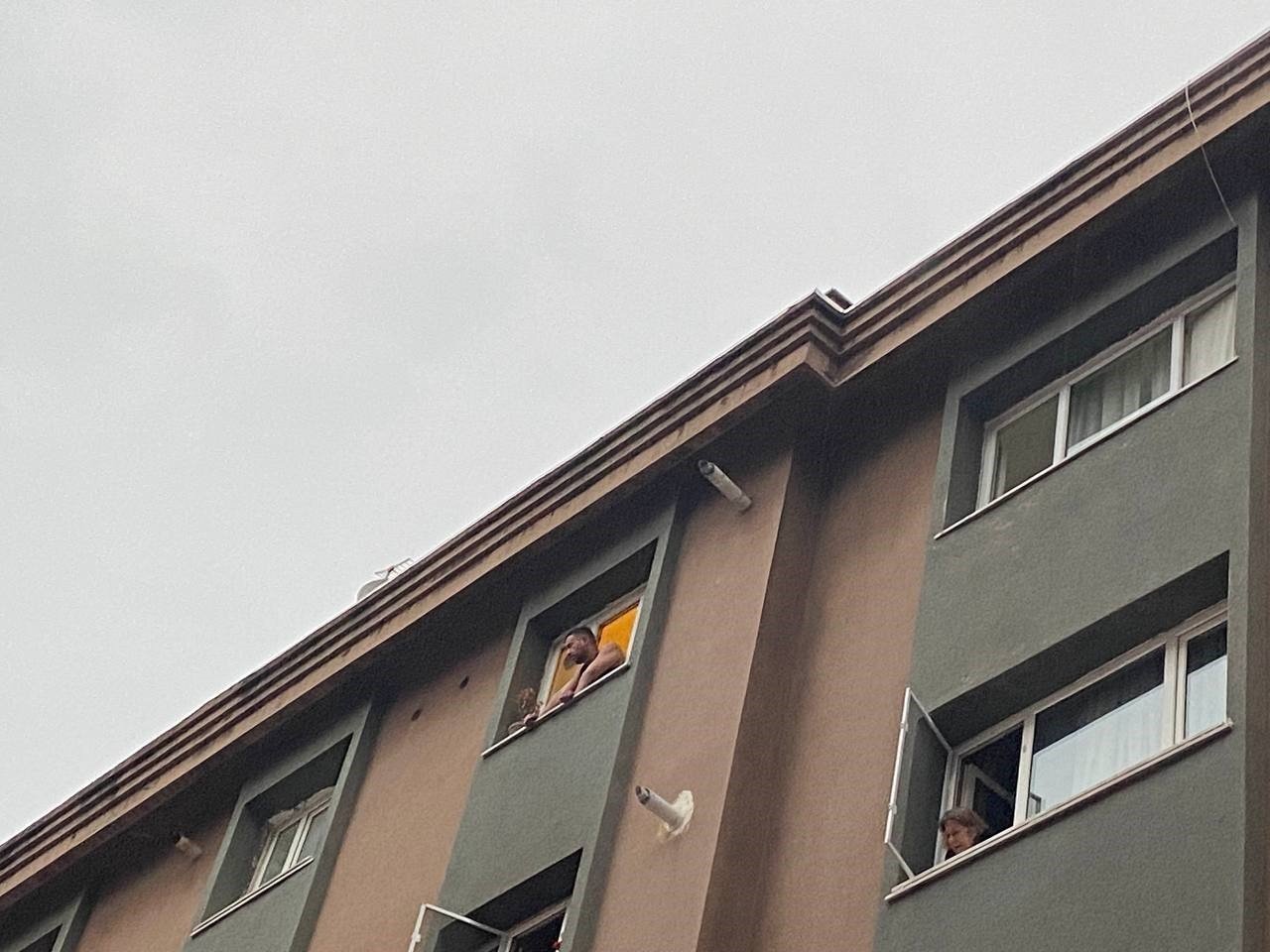 Mecidiyeköy’de 5 katlı binanın çatısı yandı: 3 yaralı