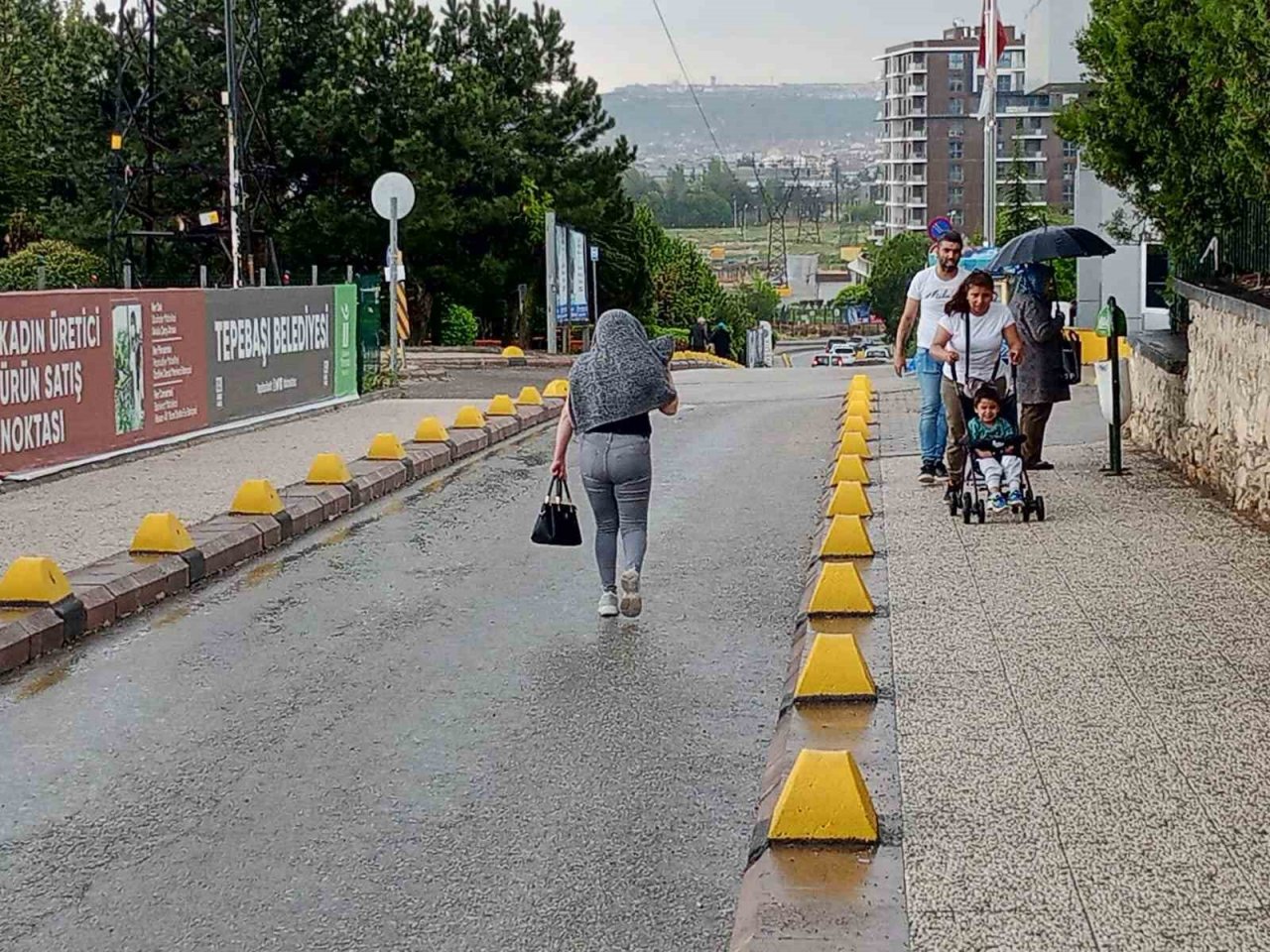 Kuvvetli yağmura vatandaşlar hazırlıksız yakalandı