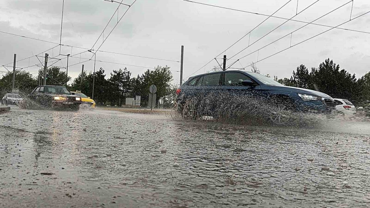 Eskişehir’de gök gürültülü sağanak yağmur