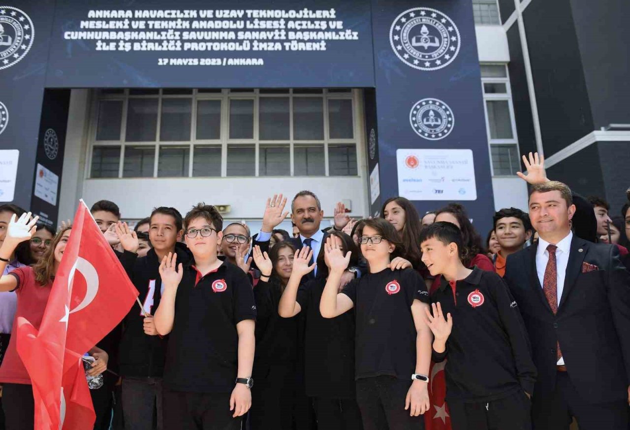 Özdemir Bayraktar’ın adı Türkiye’nin ilk uzay ve havacılık lisesinde yaşatılacak