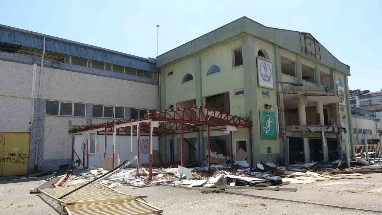 Ordu 19 Eylül Stadyumu’nda ‘millet bahçesi’ için yıkım çalışmaları başladı