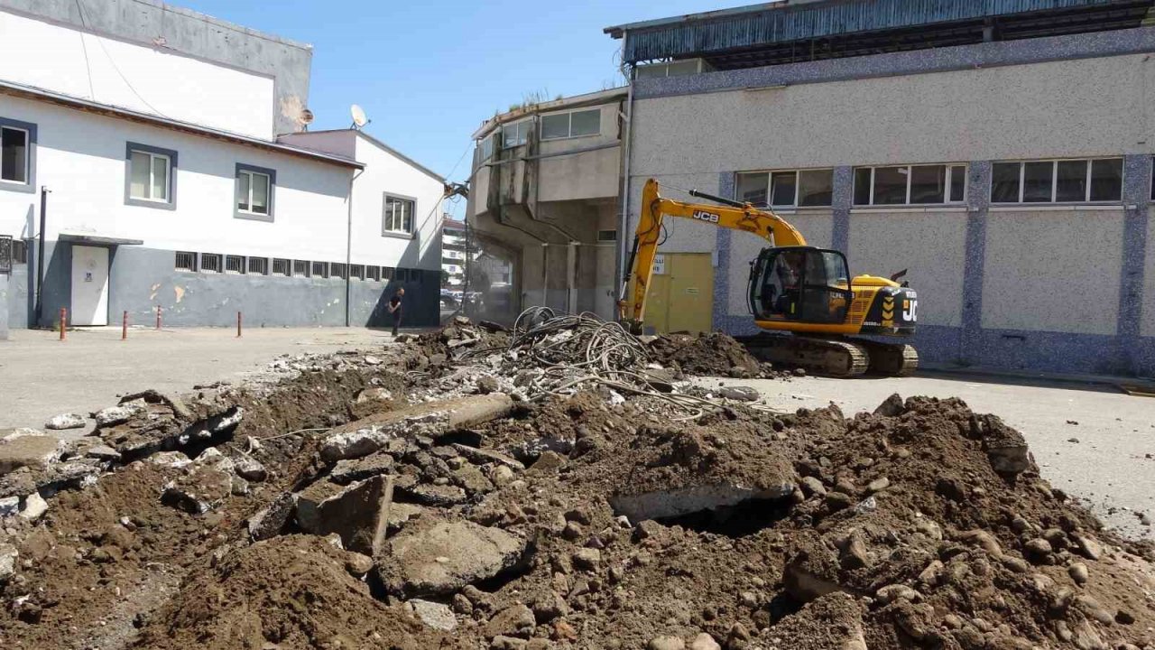 Ordu 19 Eylül Stadyumu’nda ‘millet bahçesi’ için yıkım çalışmaları başladı