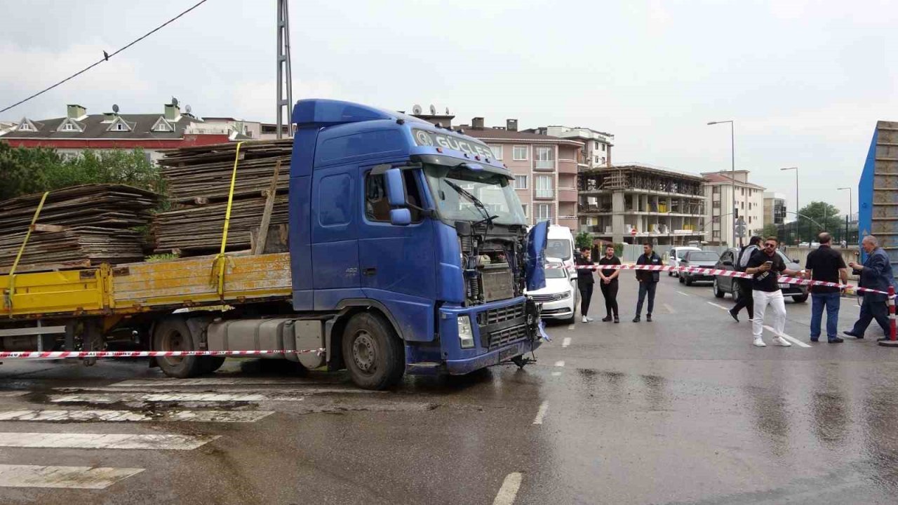 Pendik’te İETT otobüsüyle tır çarpıştı: 5 yaralı