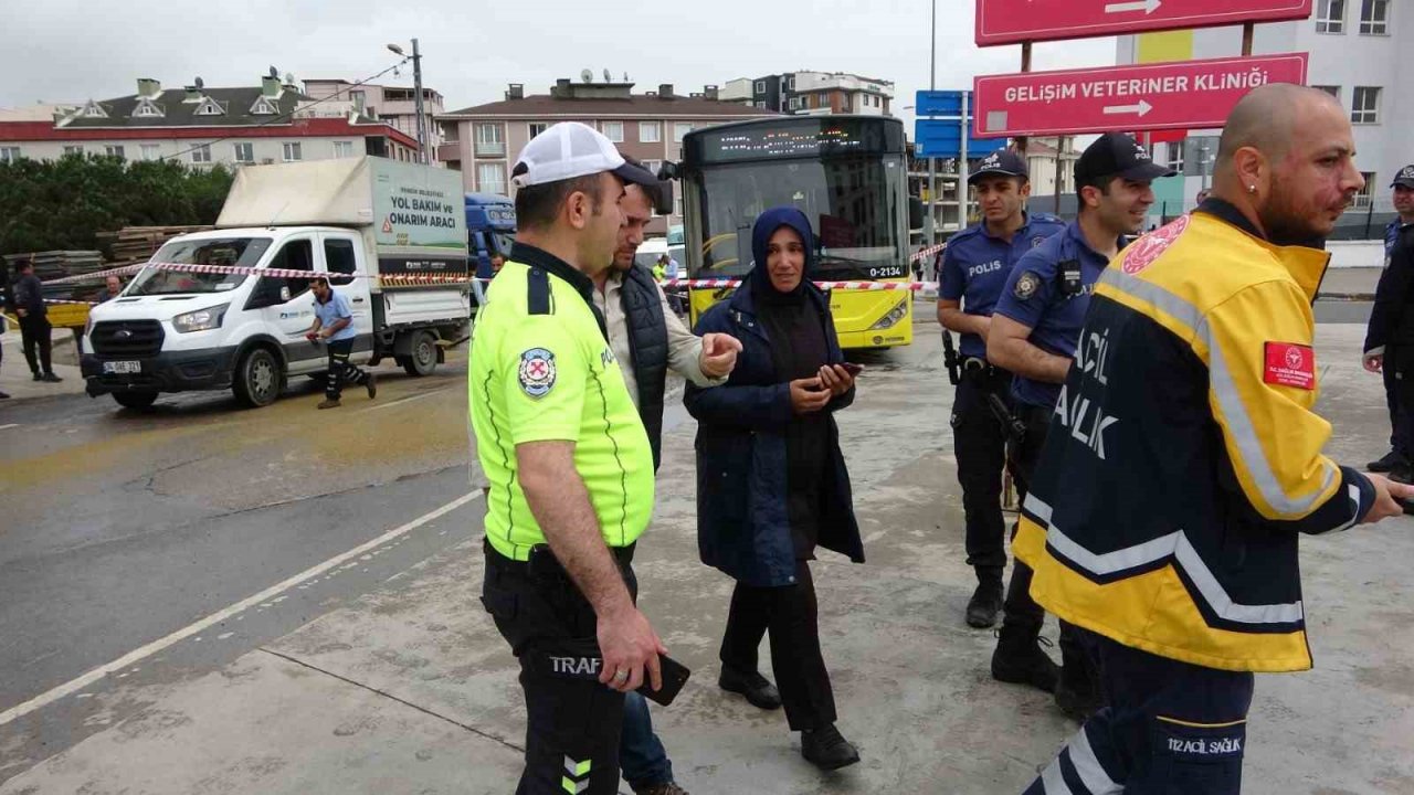 Pendik’te İETT otobüsüyle tır çarpıştı: 5 yaralı