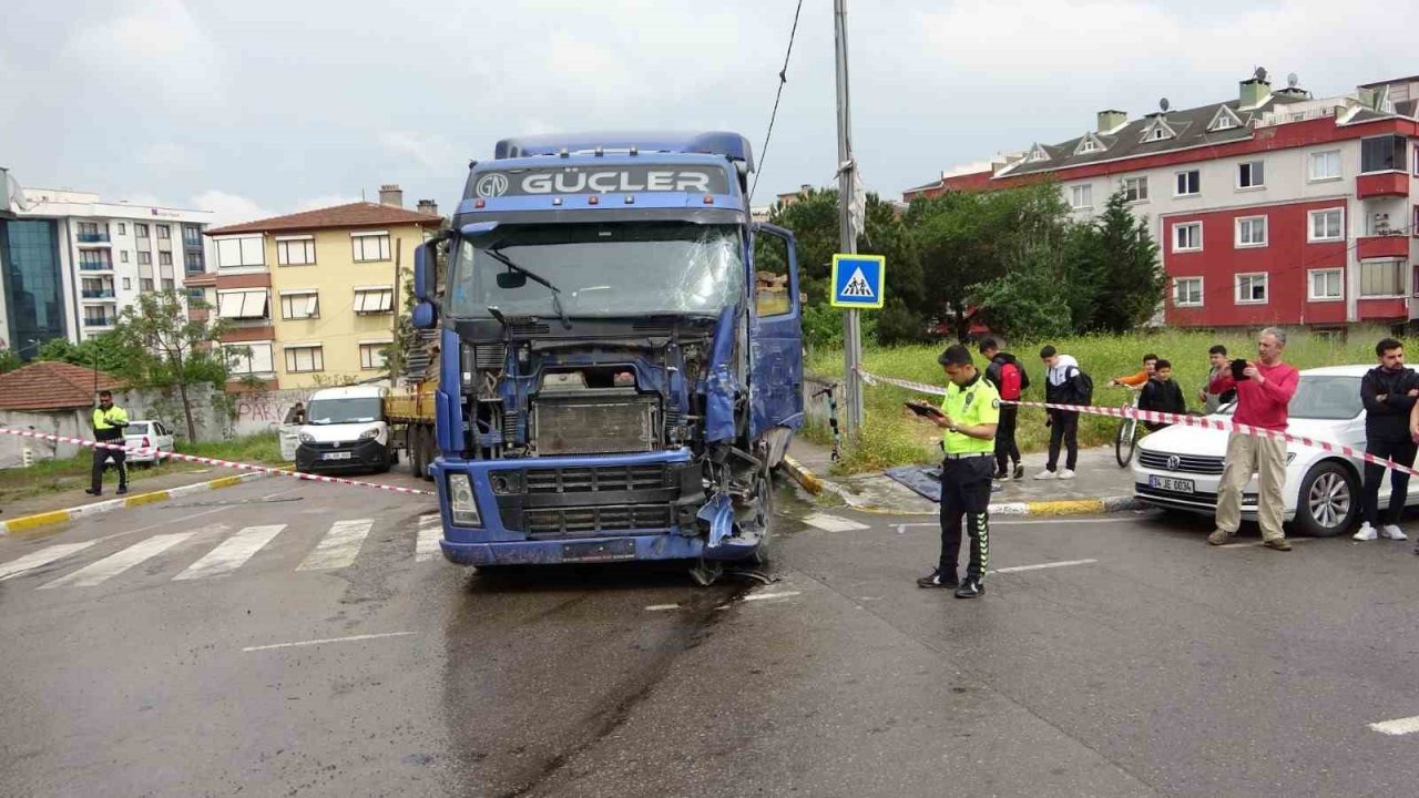 Pendik’te İETT otobüsüyle tır çarpıştı: 5 yaralı