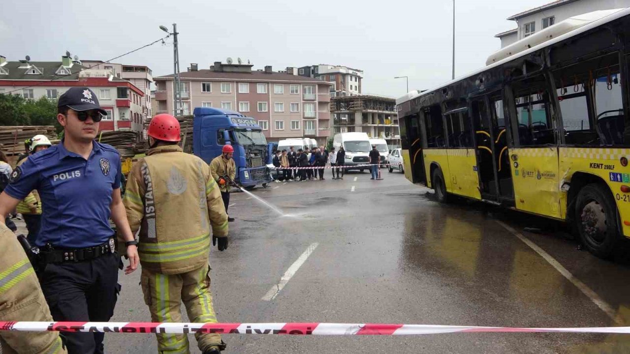 Pendik’te İETT otobüsüyle tır çarpıştı: 5 yaralı
