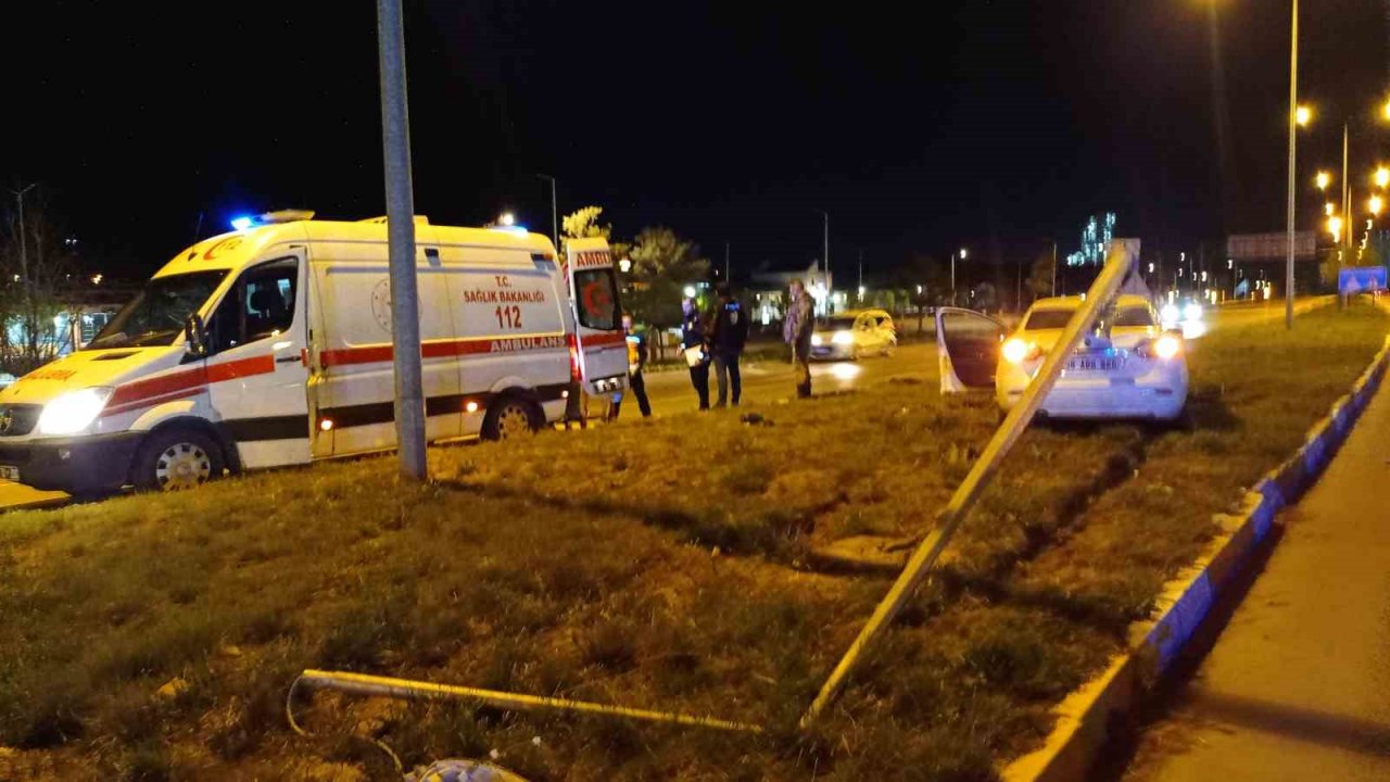 Kontrolden çıkan otomobil aydınlatma direğini devirdi: 1 yaralı
