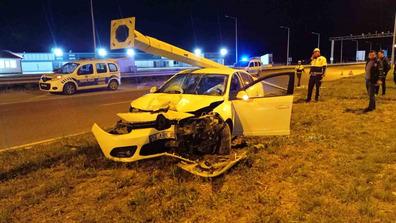 Kontrolden çıkan otomobil aydınlatma direğini devirdi: 1 yaralı