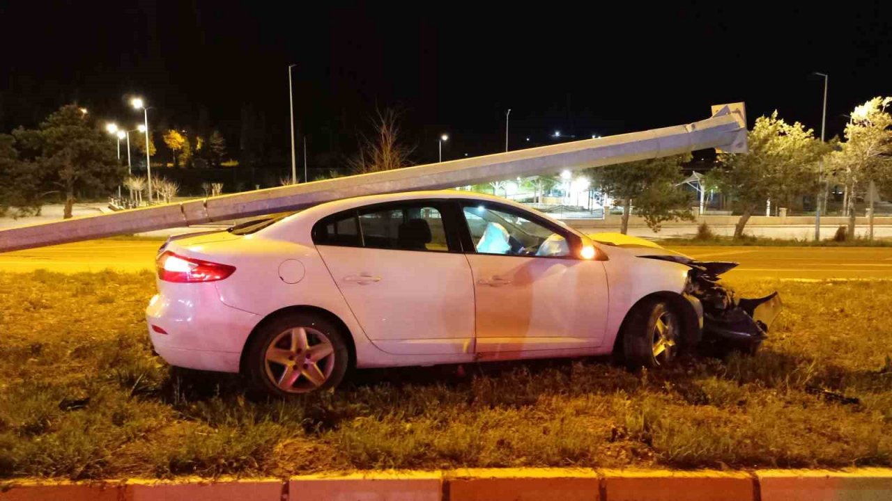 Kontrolden çıkan otomobil aydınlatma direğini devirdi: 1 yaralı
