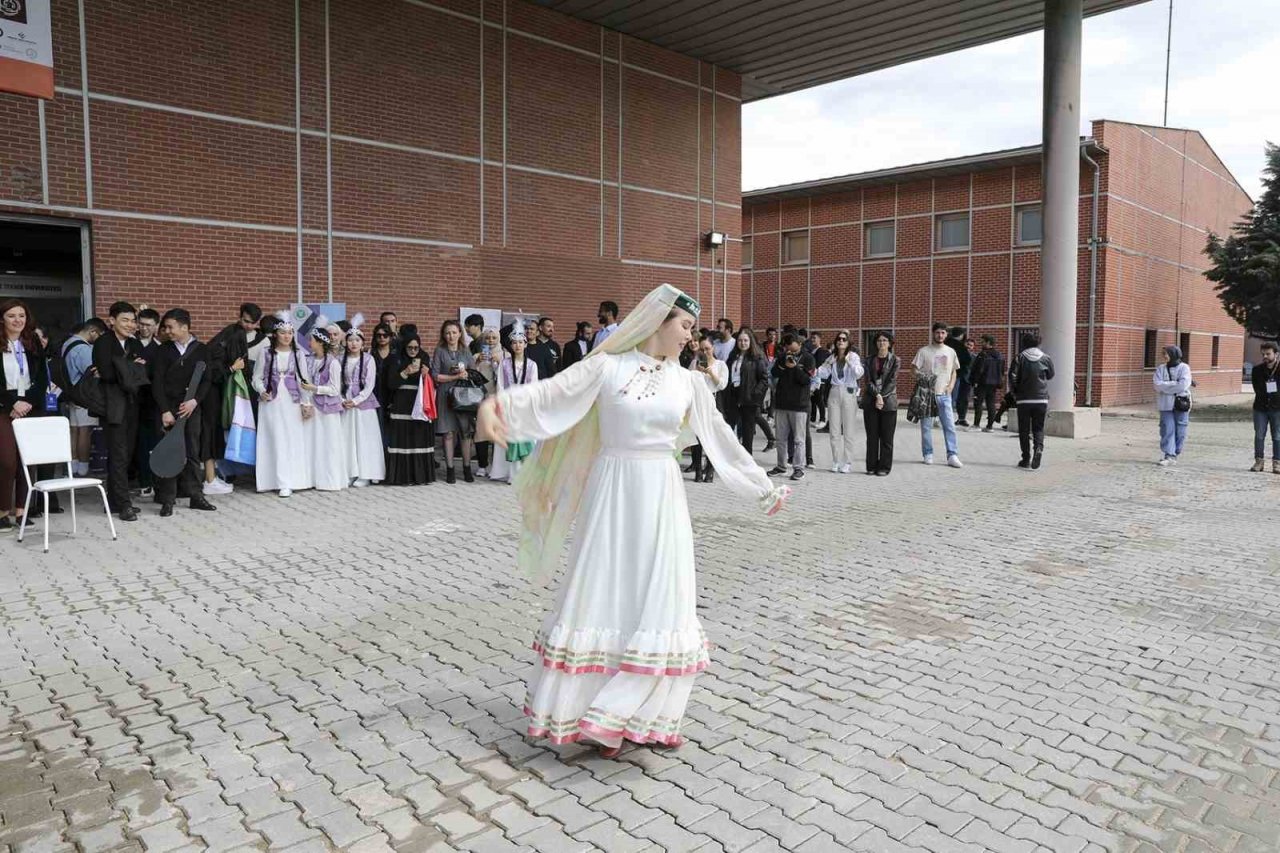 Yöresel dans ve şarkılarını İKAF’ 23’te sergilediler