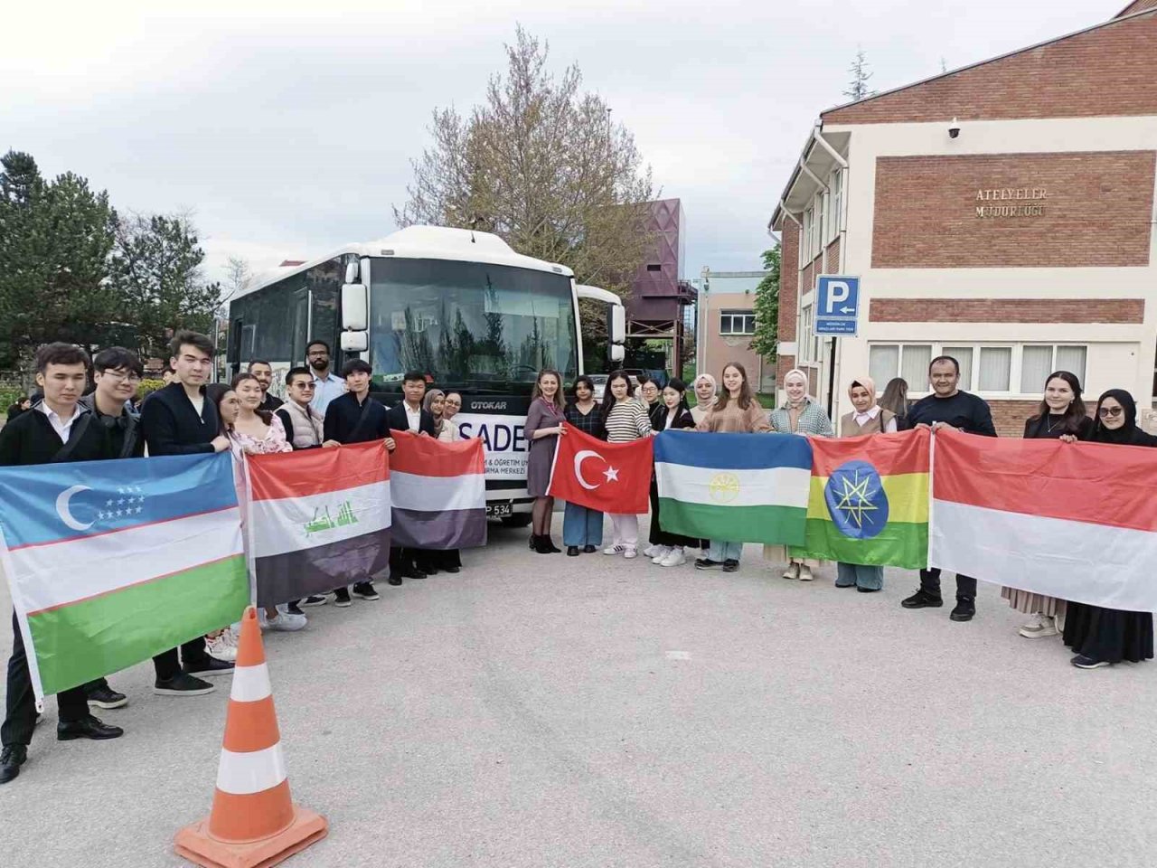 Yöresel dans ve şarkılarını İKAF’ 23’te sergilediler