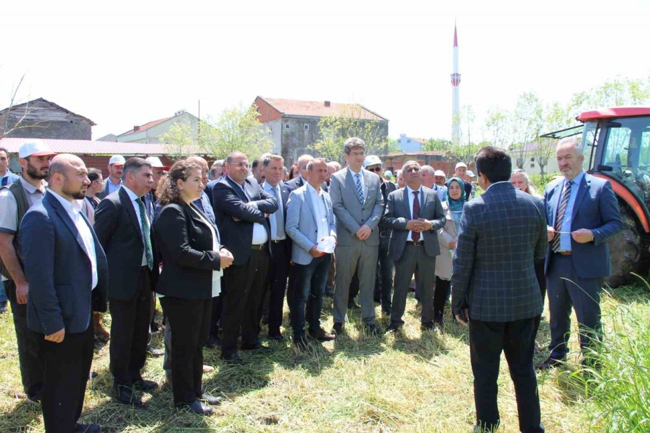 Tarla günü: İlkadım çeşidi hasat edildi