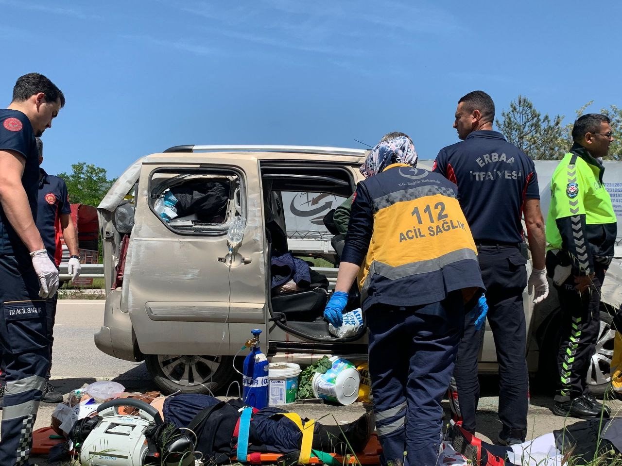 Hafif ticari araç istinat duvarına çarptı: 1 ölü, 3 yaralı