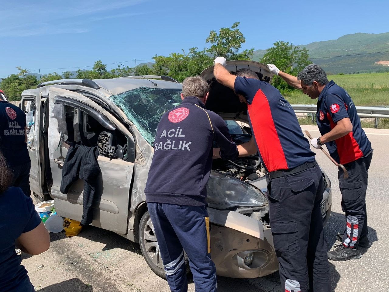 Hafif ticari araç istinat duvarına çarptı: 1 ölü, 3 yaralı