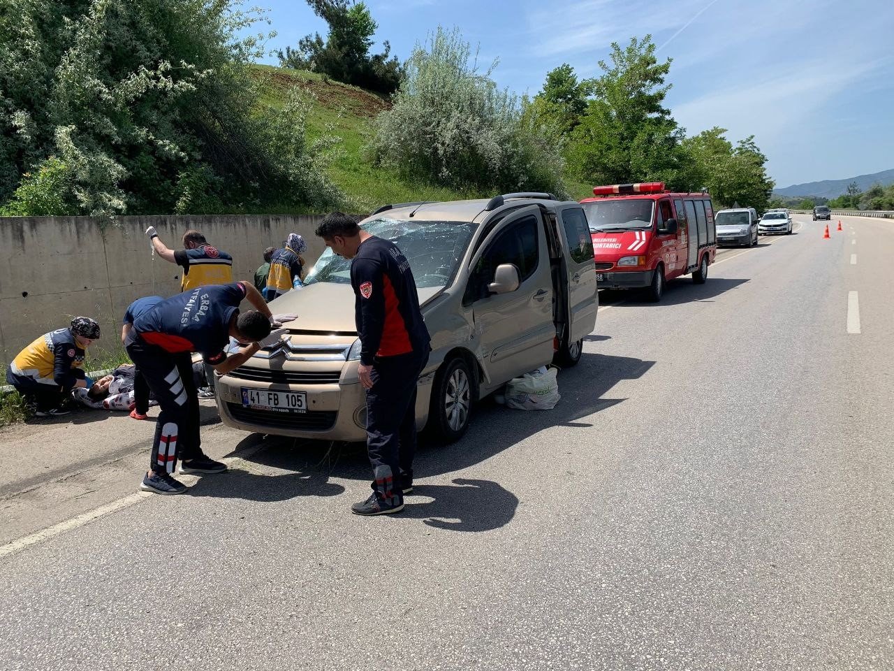 Hafif ticari araç istinat duvarına çarptı: 1 ölü, 3 yaralı