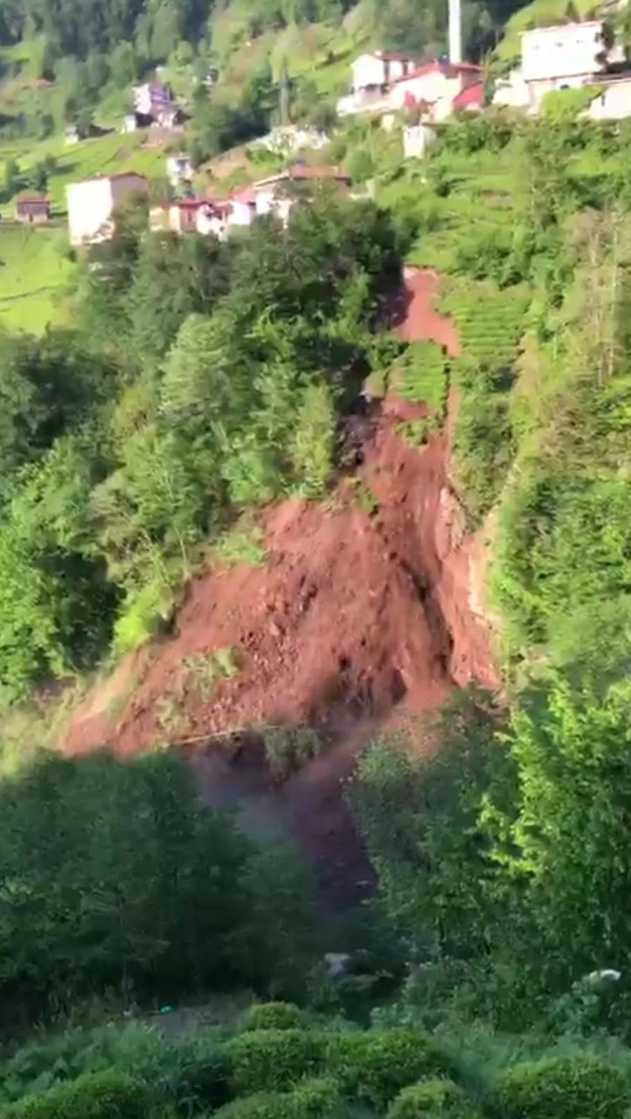 Trabzon’da heyelan anı cep telefonu kamerasına böyle yansıdı