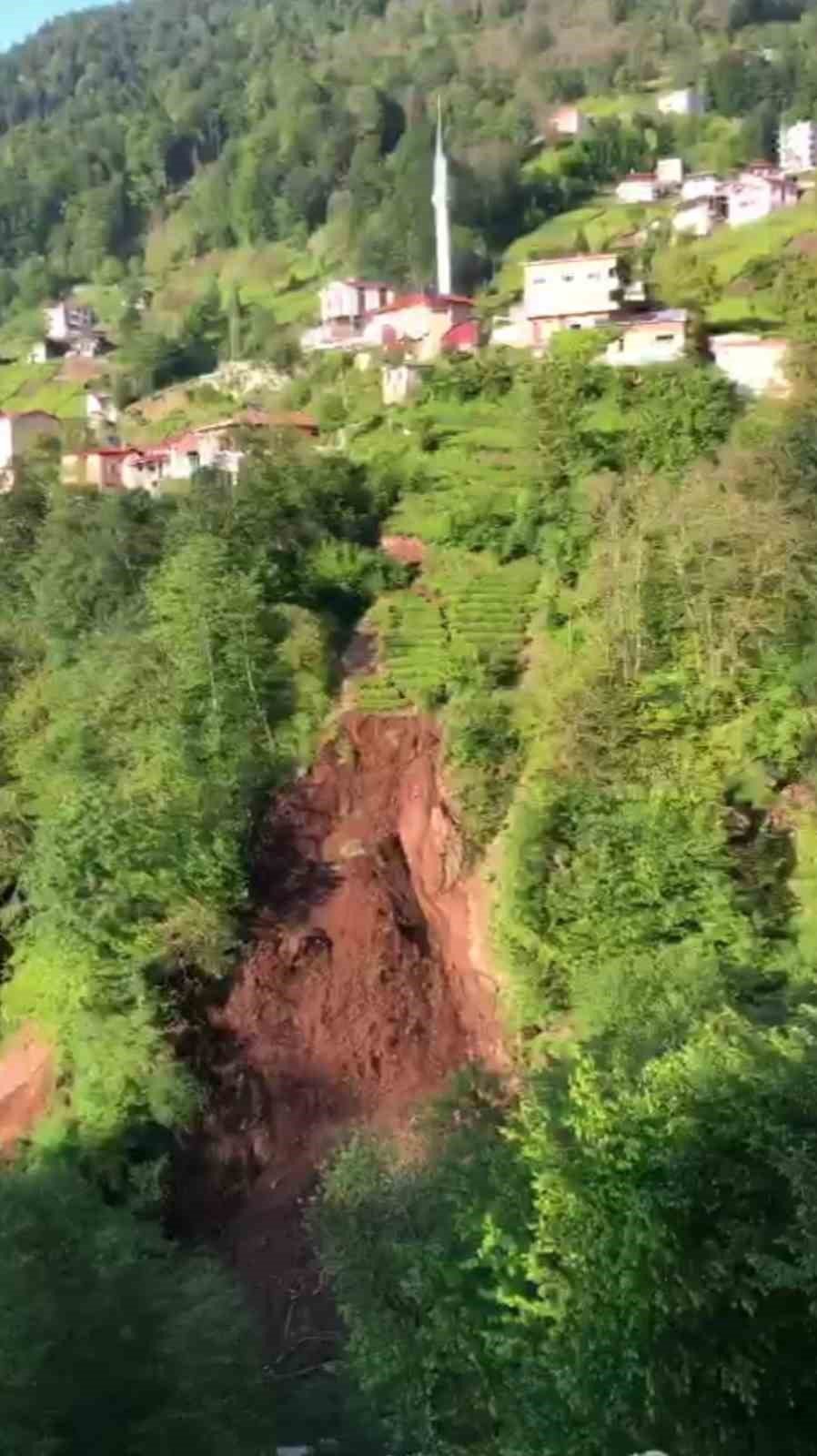 Trabzon’da heyelan anı cep telefonu kamerasına böyle yansıdı