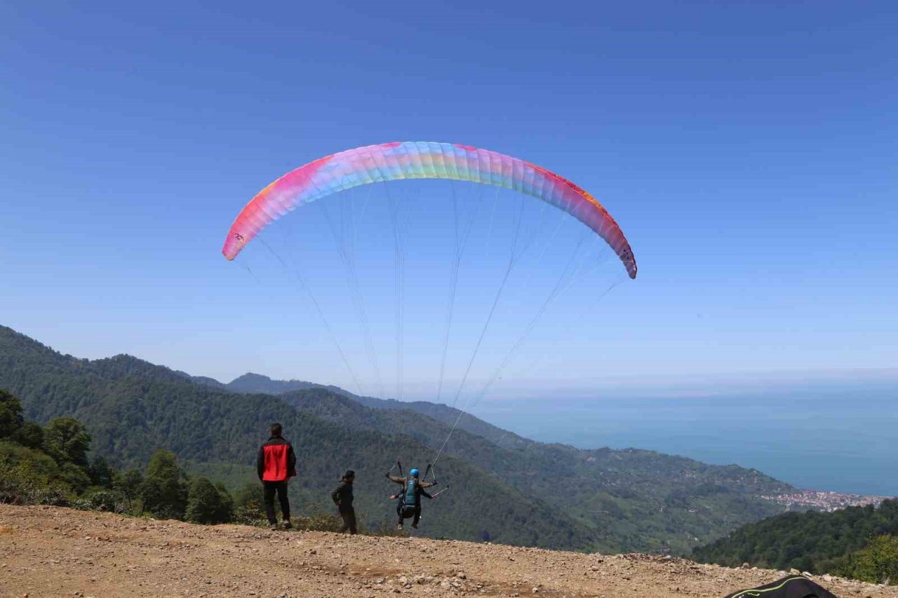Artvin’de engelli bireyler ilk kez yamaç paraşütü heyecanı yaşadı
