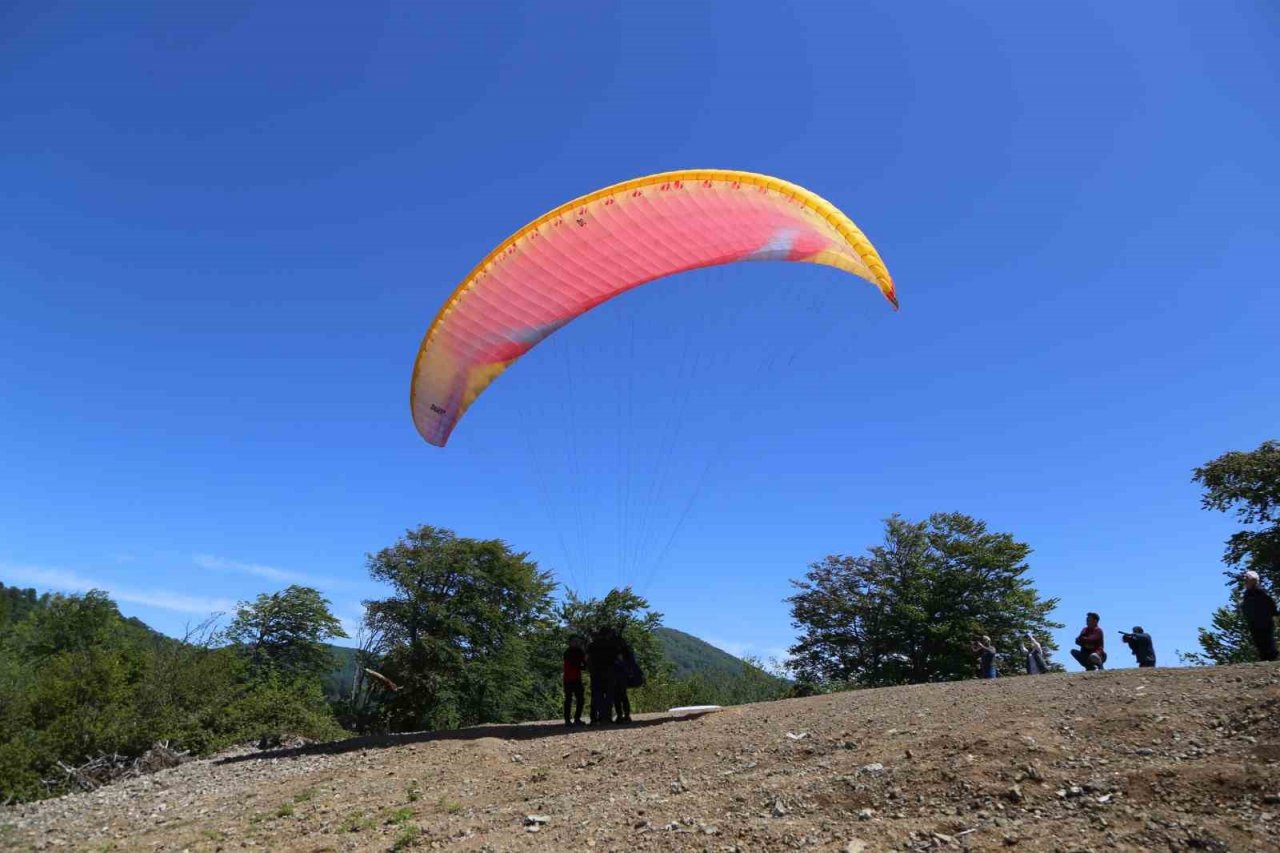 Artvin’de engelli bireyler ilk kez yamaç paraşütü heyecanı yaşadı