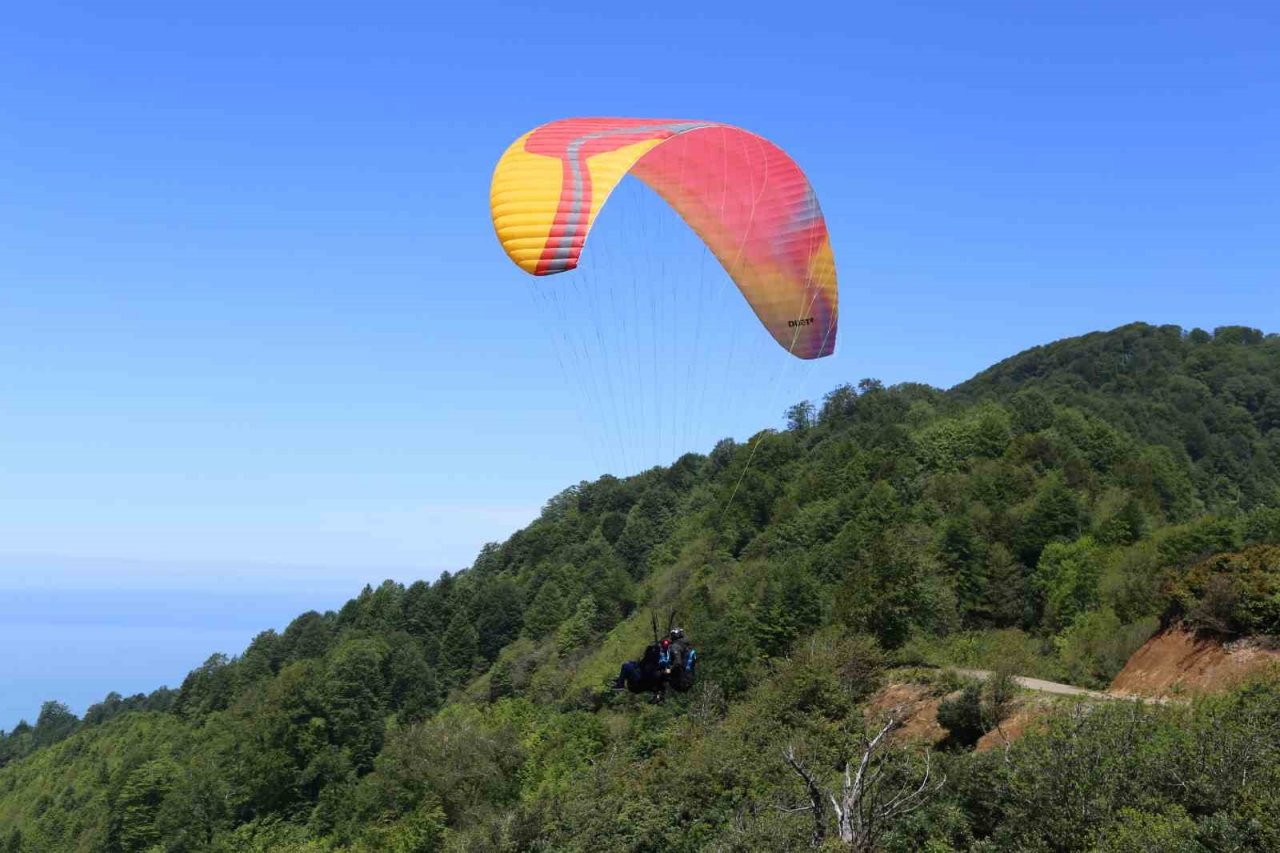 Artvin’de engelli bireyler ilk kez yamaç paraşütü heyecanı yaşadı