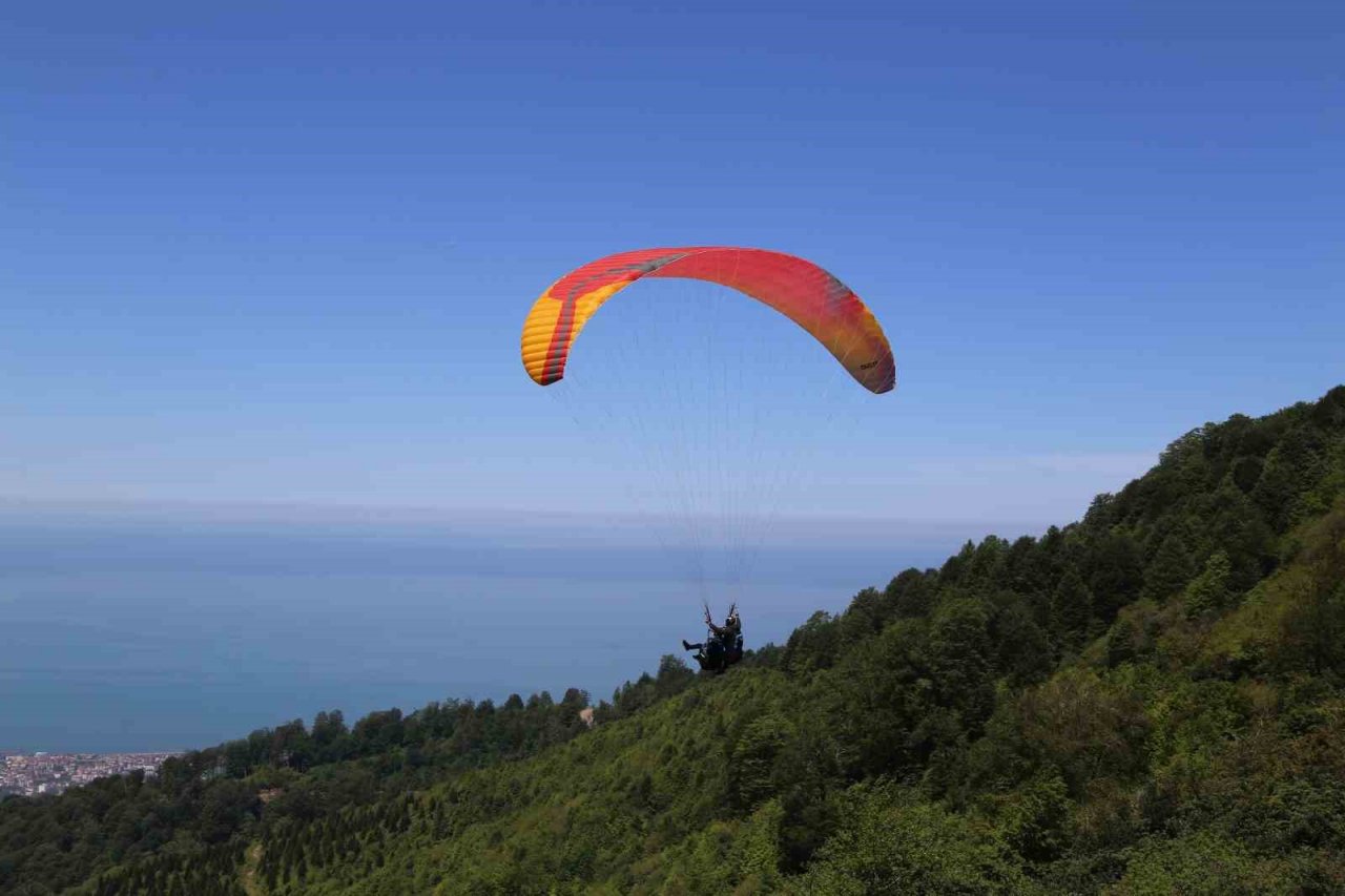 Artvin’de engelli bireyler ilk kez yamaç paraşütü heyecanı yaşadı